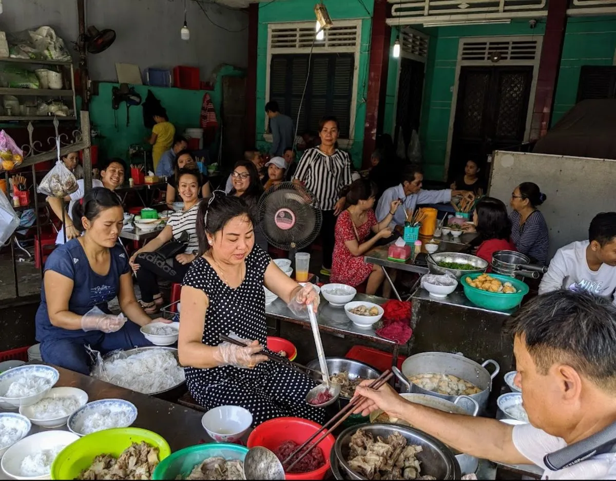 Khám phá quán Bún Bò Huế Bà Tuyết, mỗi ngày bán 5 nồi