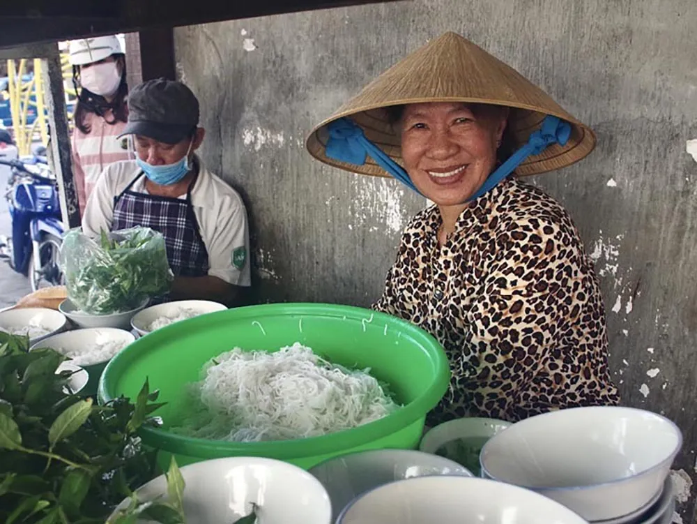 Khám phá quán bún bò rau răm gia truyền giữa lòng thành phố Phan Thiết