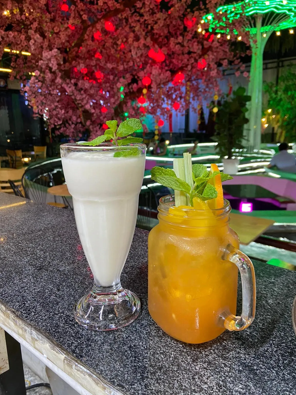 Khám phá Royal Koi Coffee Garden, thiên đường cafe cá Koi