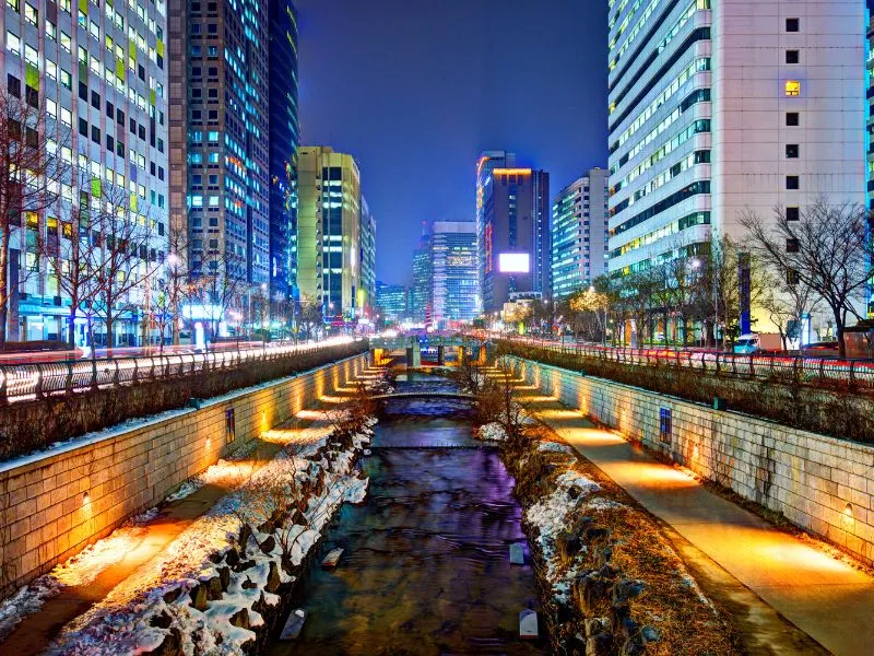 Khám phá suối Cheonggyecheon, ốc đảo xanh mát giữa lòng Seoul