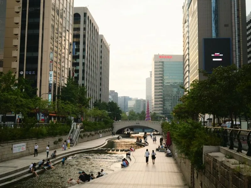 Khám phá suối Cheonggyecheon, ốc đảo xanh mát giữa lòng Seoul