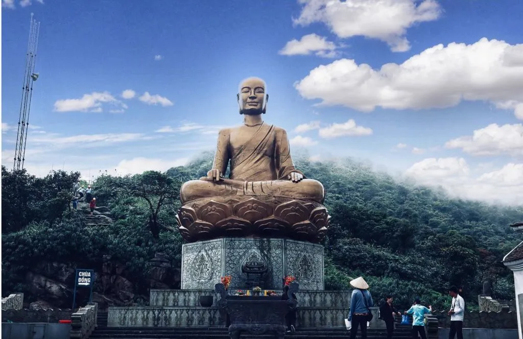 Kinh nghiệm đi chùa Yên Tử từ A-Z khi du lịch Hạ Long