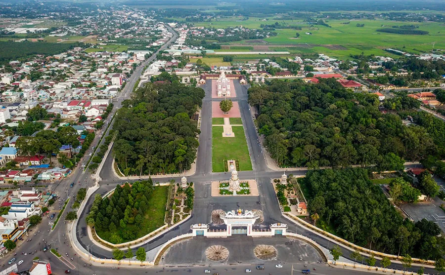 Kinh nghiệm khám phá Tòa Thánh Tây Ninh, chốn linh thiêng của đạo Cao Đài