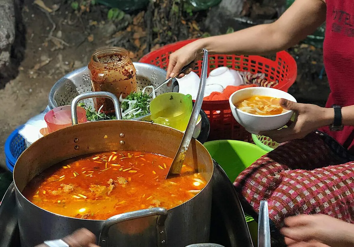 Là thiên đường của bánh canh, nhưng đến Huế phải ăn Bánh canh cua mới đúng điệu!