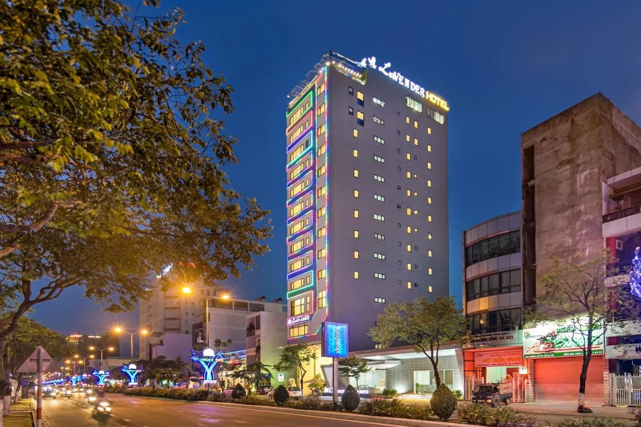 Lavender Riverside Hotel với nét sang trọng, tinh tế nổi bật giữa bầu trời xanh