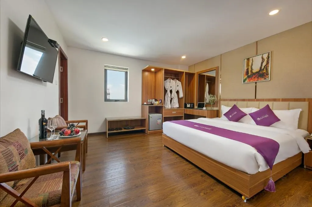 Lavender Riverside Hotel với nét sang trọng, tinh tế nổi bật giữa bầu trời xanh