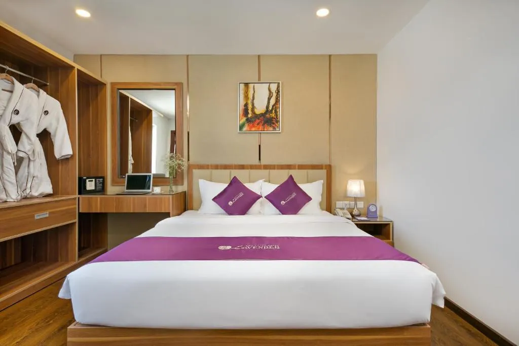 Lavender Riverside Hotel với nét sang trọng, tinh tế nổi bật giữa bầu trời xanh