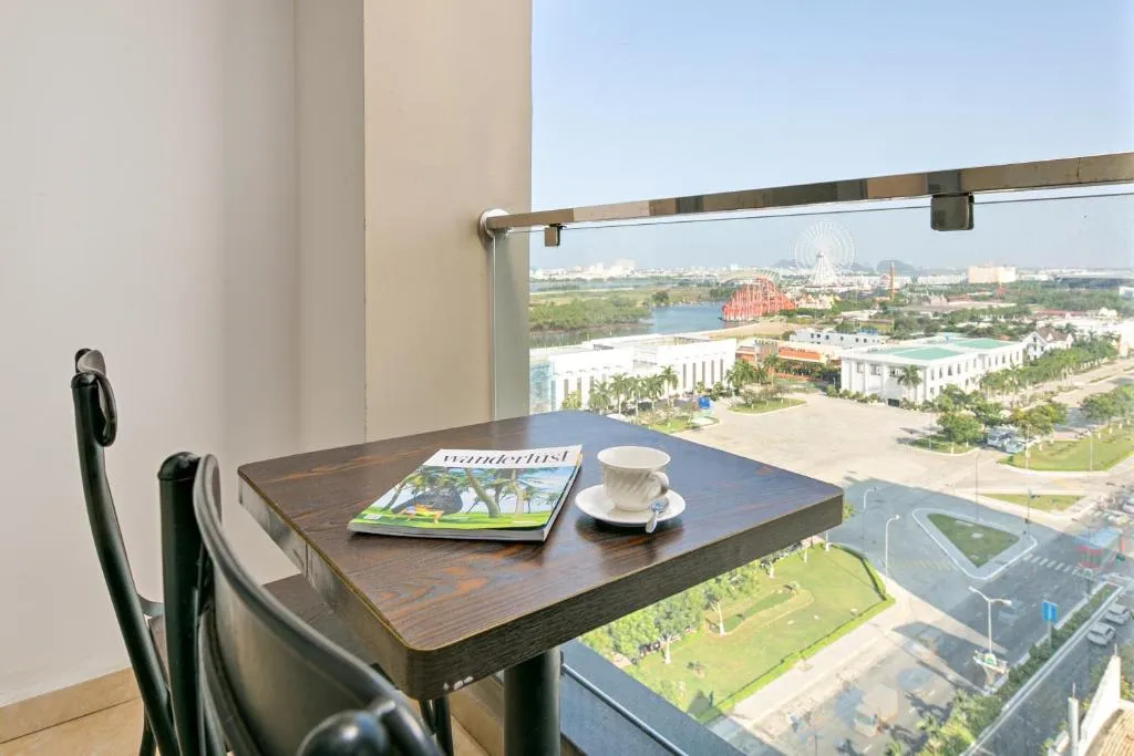 Lavender Riverside Hotel với nét sang trọng, tinh tế nổi bật giữa bầu trời xanh