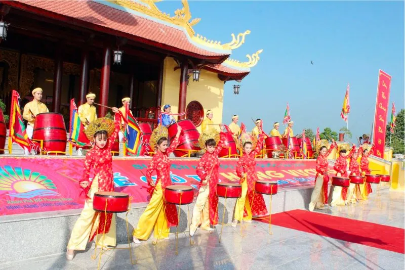 Lễ hội Giỗ Tổ Hùng Vương thu hút đông đảo tín đồ du lịch