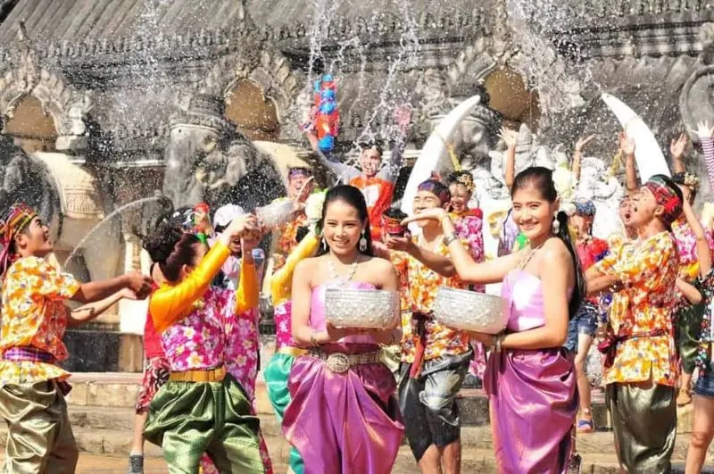 Lễ hội té nước Songkran 2024: Nét đẹp văn hóa Xứ Chùa vàng