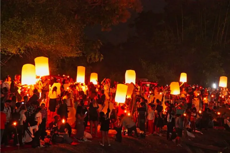 Lễ hội Yi Peng và những chiếc đèn lồng thắp sáng bầu trời Chiang Mai