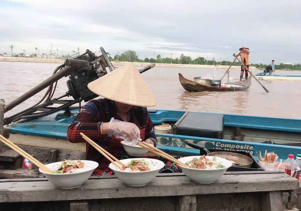 Lênh đênh Chợ nổi Long Xuyên và những trải nghiệm mua sắm thú vị