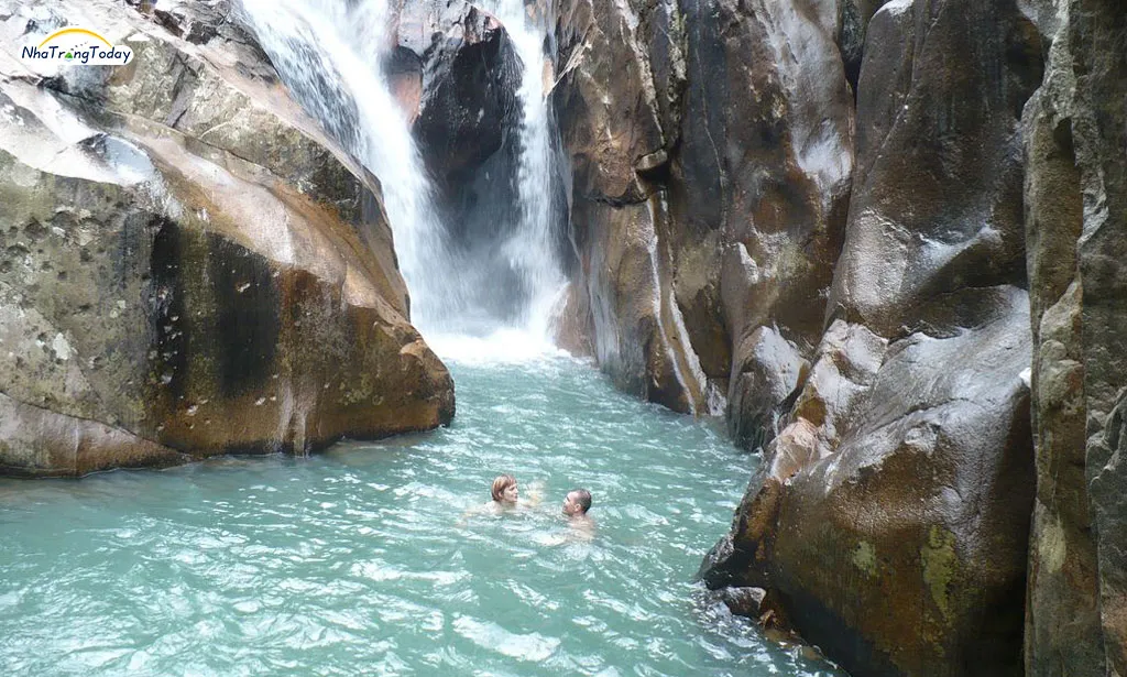 Lưu ngay bộ bí kíp khám phá “tuyệt tình cốc” như ảo như thật tại suối Ba Hồ Nha Trang