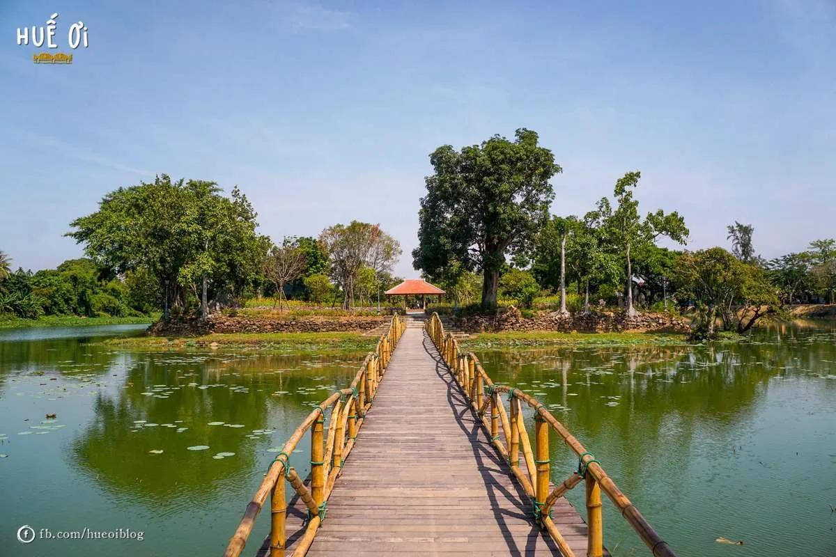 May túi ba gang, mang đi mà đựng hàng tá shoot hình ở Hồ Tịnh Tâm trong lòng thành phố Huế