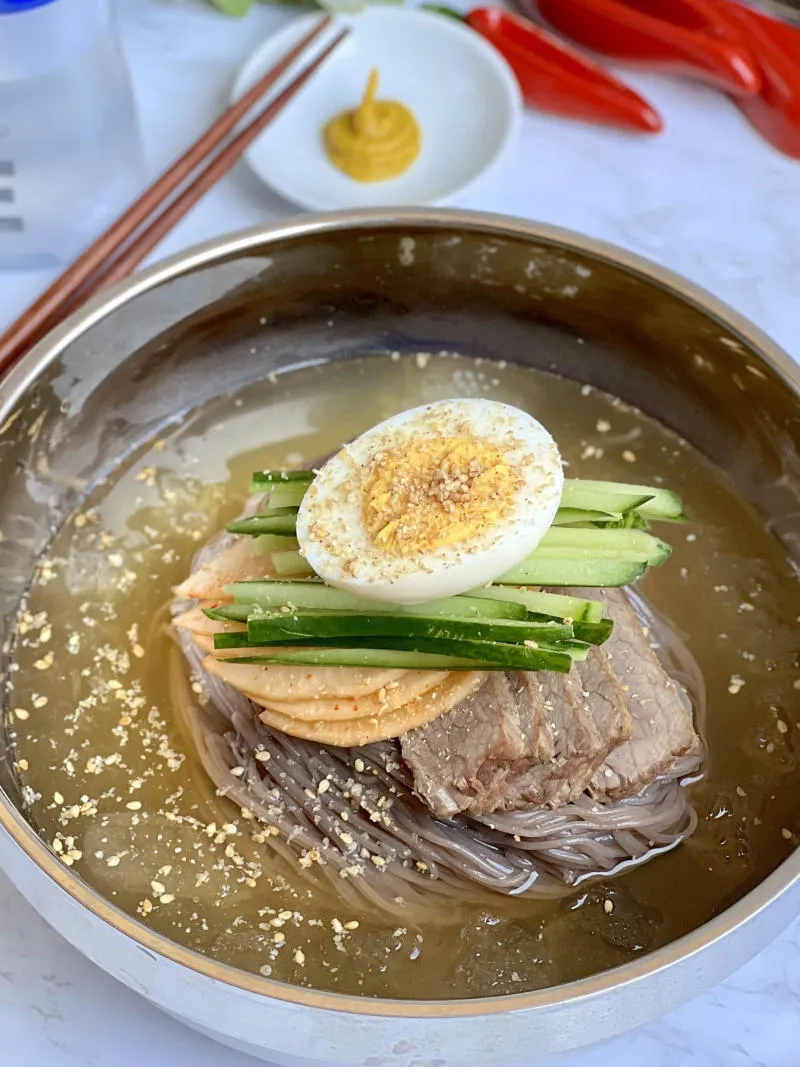 Mê mẩn trước món mì lạnh Naengmyeon nổi tiếng ở Hàn Quốc