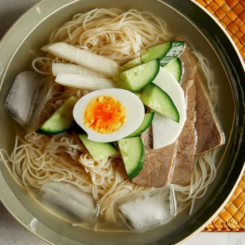 Mê mẩn trước món mì lạnh Naengmyeon nổi tiếng ở Hàn Quốc