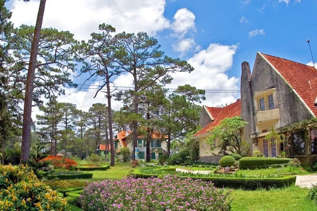 Mê mẩn vẻ đẹp cổ kính của Dalat Cadasa Resort