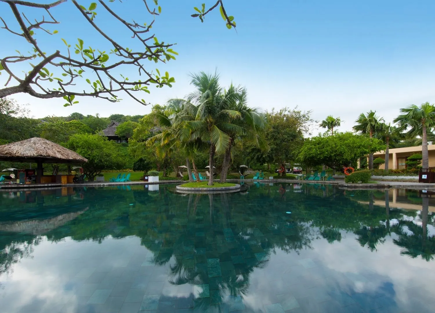 Merperle Hon Tam Resort & Hotel nơi tắm bùn khoáng cực lớn trên đảo