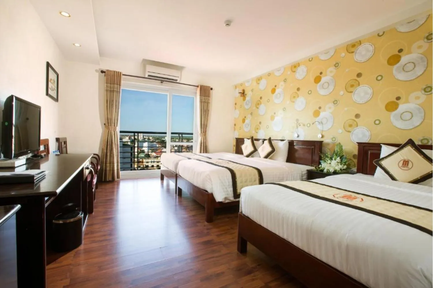 MidTown Hotel Hue tọa lạc cạnh bên bờ sông Hương thơ mộng