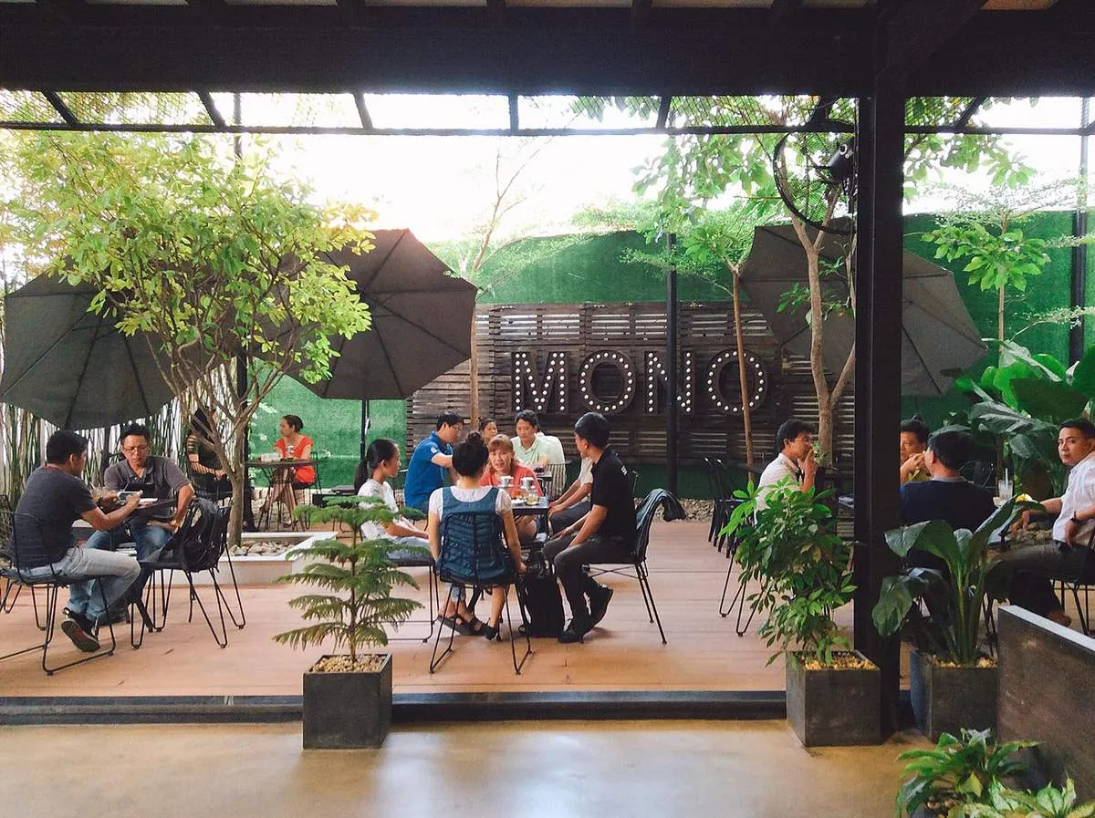 Mono café và không gian cà phê thanh bình, tĩnh lặng