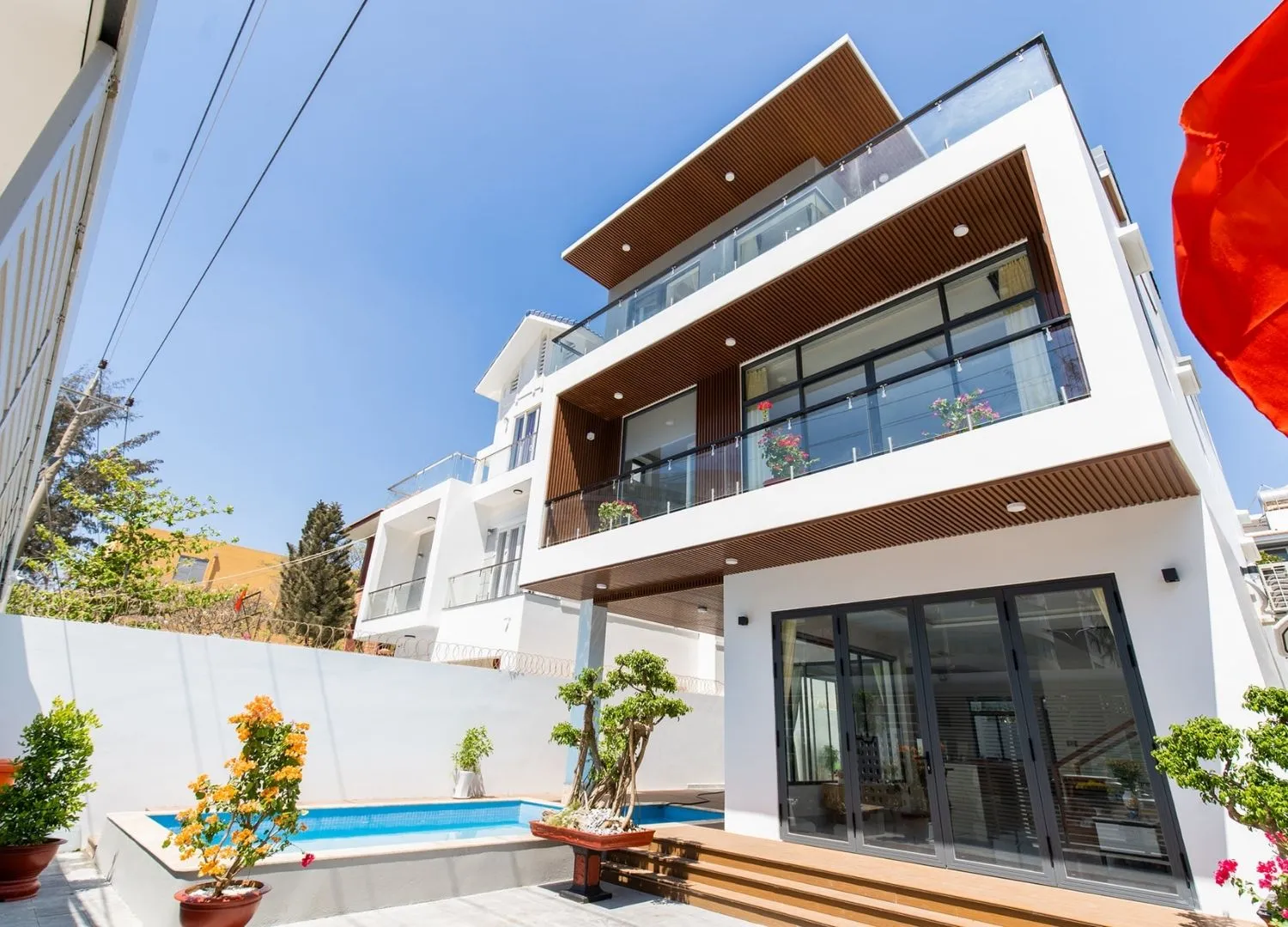 Một Lux Villa tinh tế lọt thỏm giữa mảng cây xanh mát