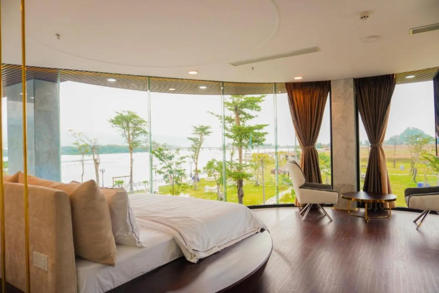 Mr.Boss Villa nằm cạnh bãi biển Thanh Bình thơ mộng và lặng lẽ