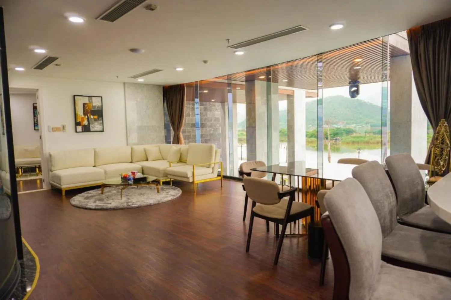 Mr.Boss Villa nằm cạnh bãi biển Thanh Bình thơ mộng và lặng lẽ