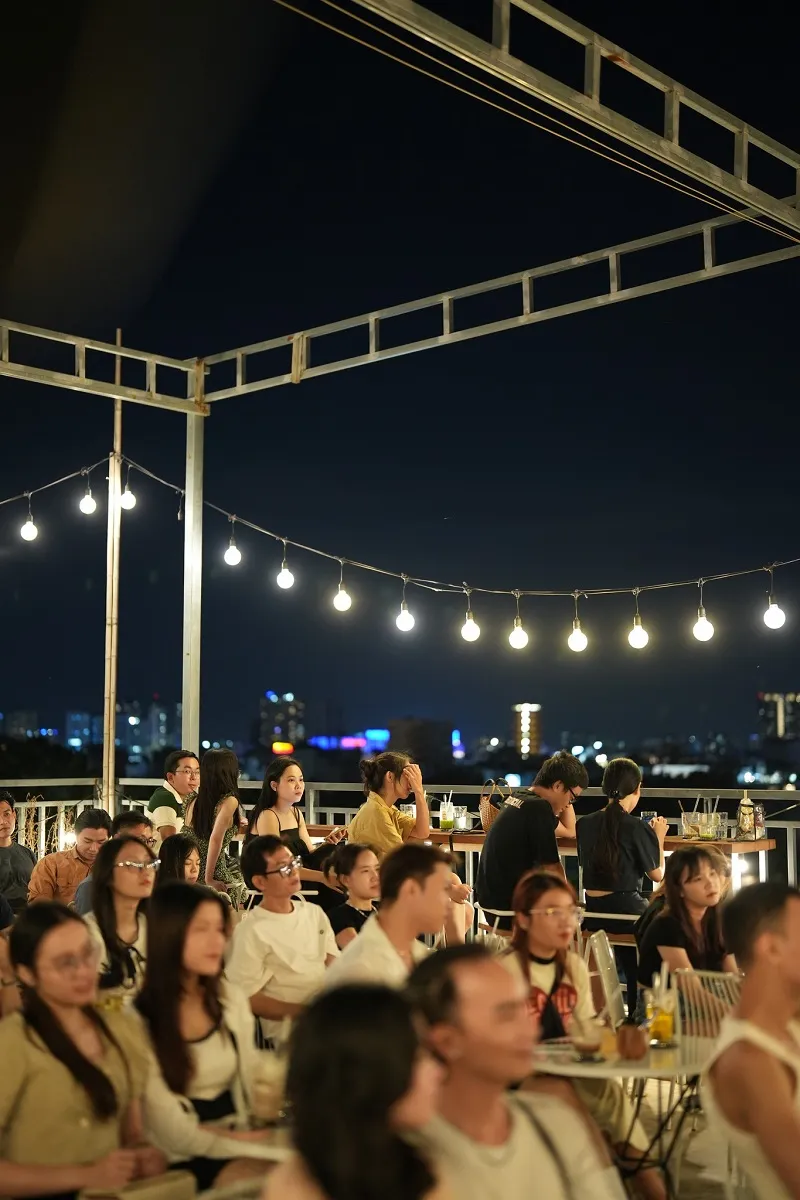 Nắng Rooftop Coffee, địa điểm ngắm hoàng hôn và nghe acoustic dịu êm