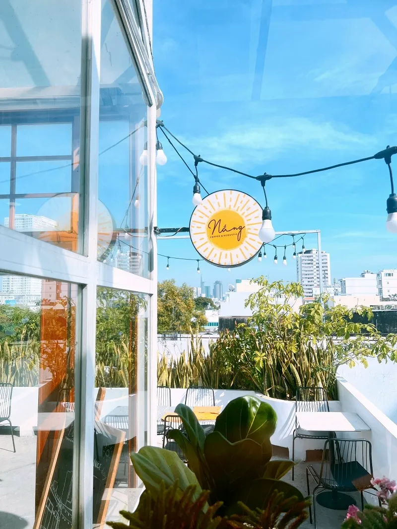 Nắng Rooftop Coffee, địa điểm ngắm hoàng hôn và nghe acoustic dịu êm