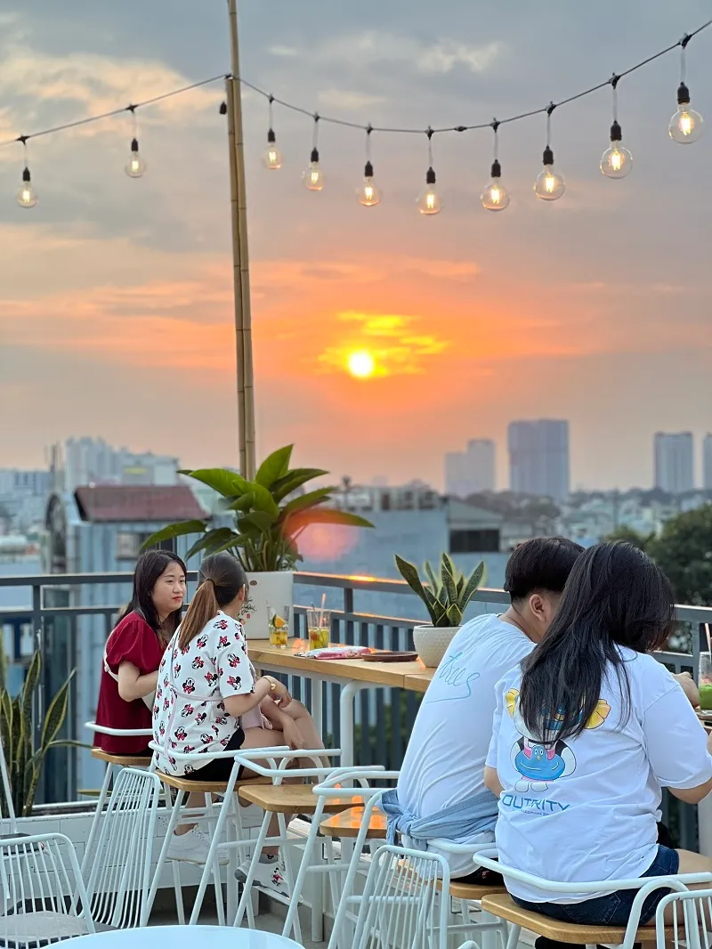 Nắng Rooftop Coffee, địa điểm ngắm hoàng hôn và nghe acoustic dịu êm