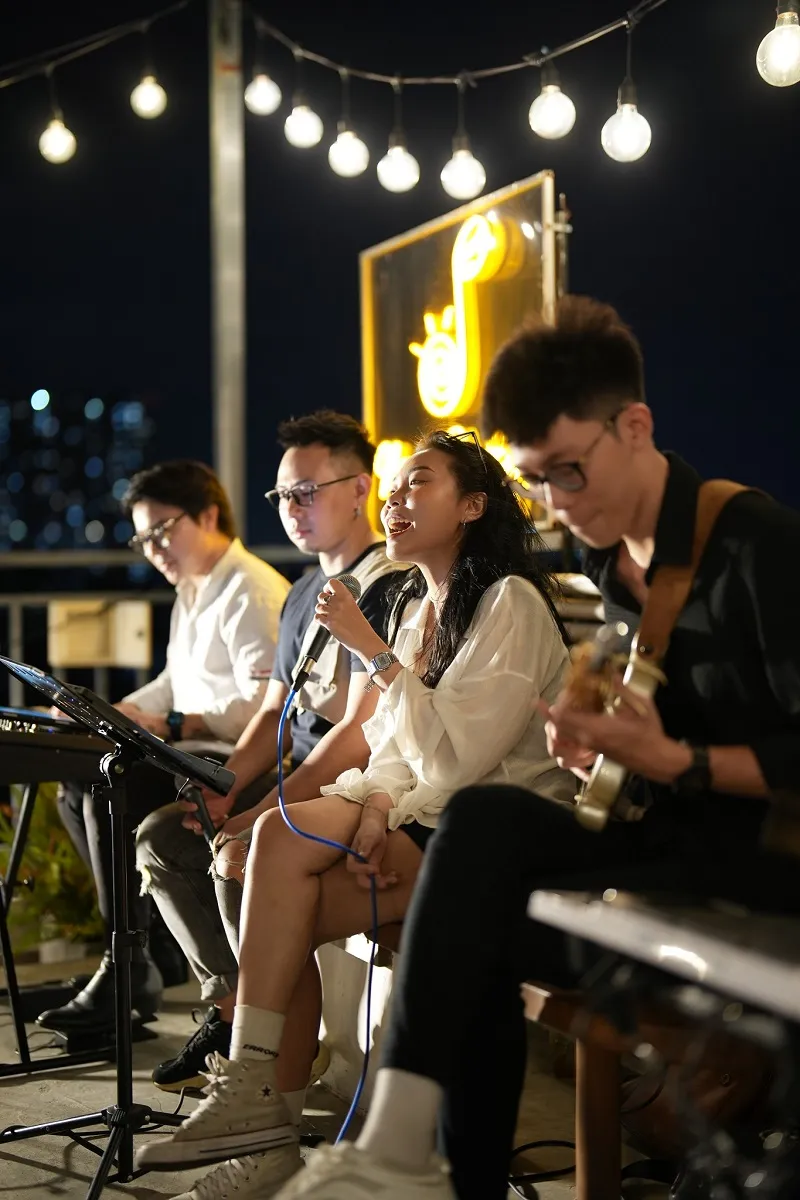 Nắng Rooftop Coffee, địa điểm ngắm hoàng hôn và nghe acoustic dịu êm