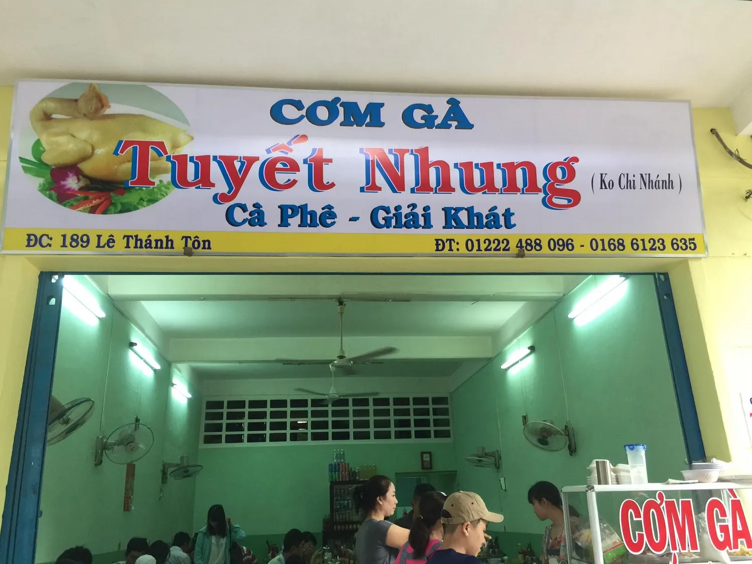 Nếu có dịp dừng chân Phú Yên, bạn chớ bỏ lỡ món Cơm gà Tuyết Nhung thơm ngon khó cưỡng