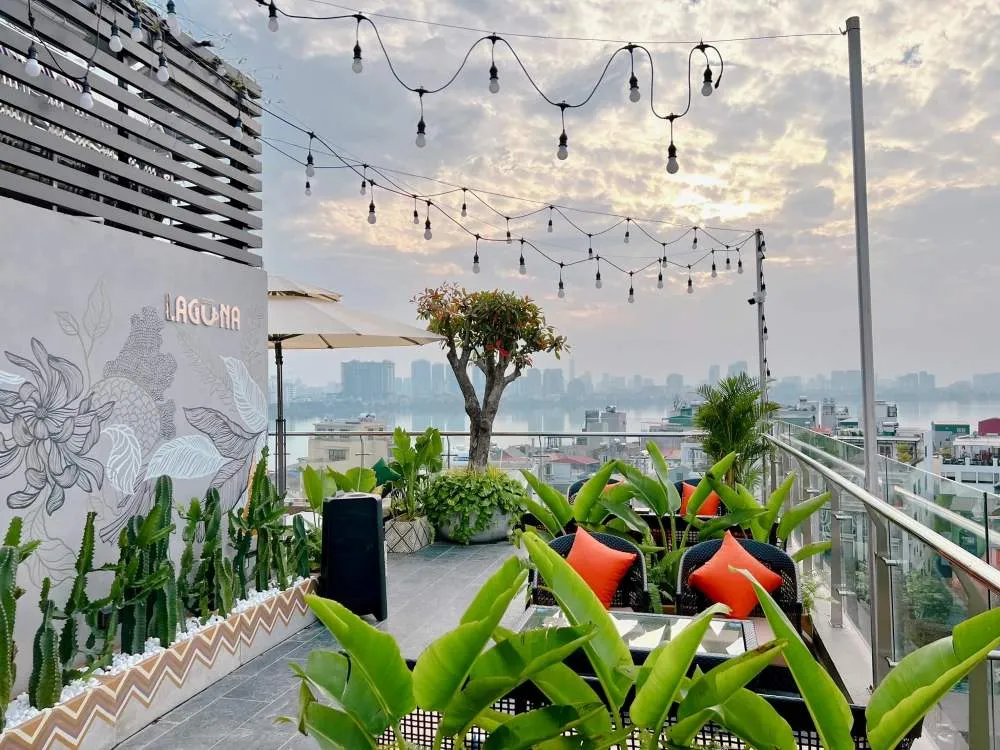 Ngắm hoàng hôn toàn Hồ Tây ở Laguna Rooftop Hanoi