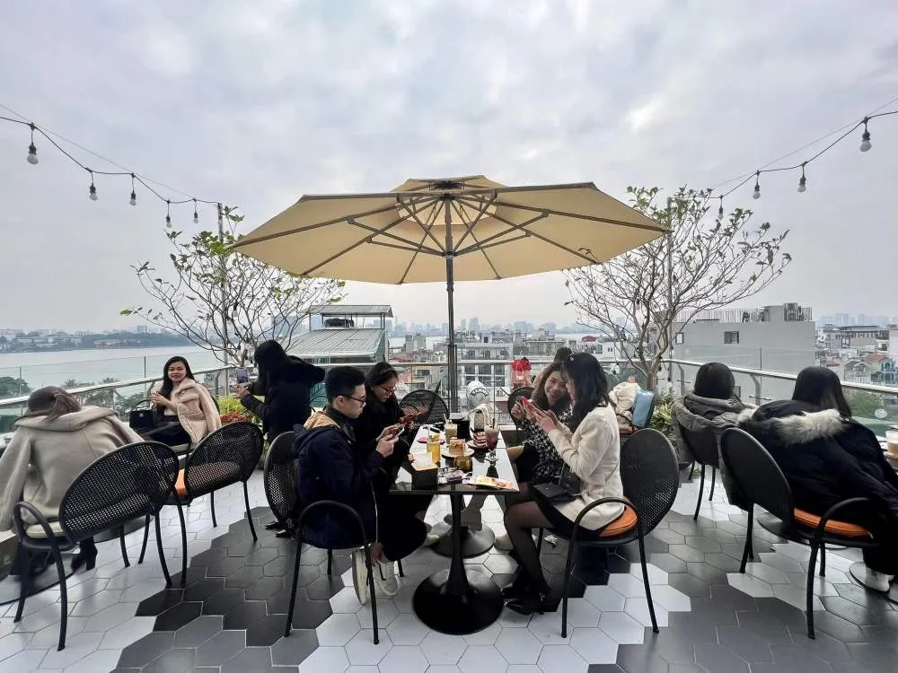 Ngắm hoàng hôn toàn Hồ Tây ở Laguna Rooftop Hanoi