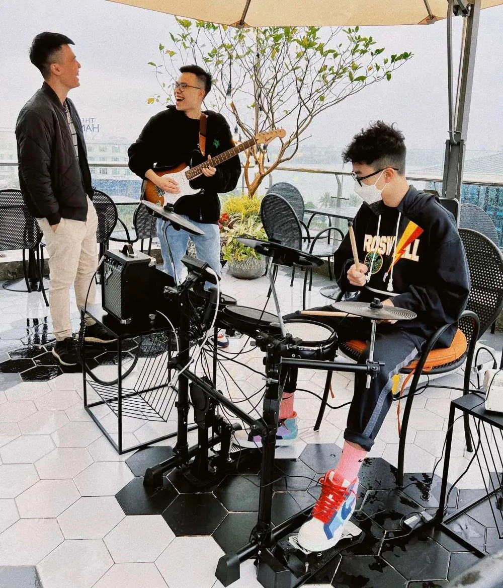 Ngắm hoàng hôn toàn Hồ Tây ở Laguna Rooftop Hanoi