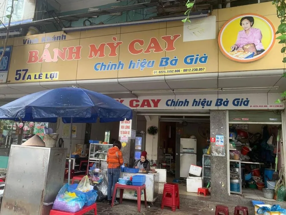 Ngất ngây với Bánh mì cay Bà Già Hải Phòng chỉ từ 2.000 đồng một ổ