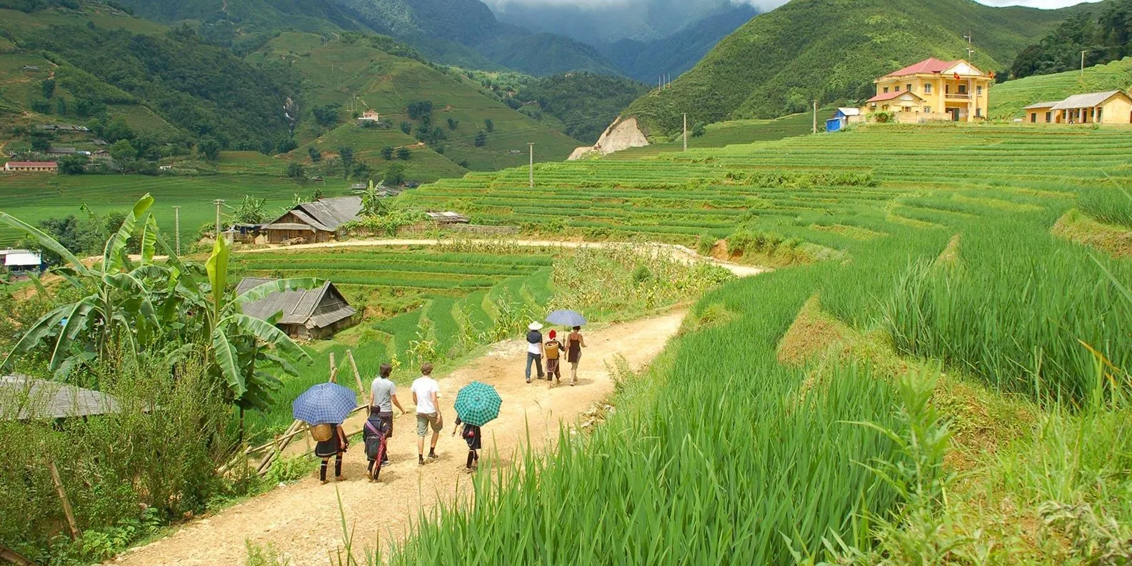 Ngỡ ngàng trước vẻ đẹp hoang sơ đầy mê hoặc của bản Ý Linh Hồ Sapa