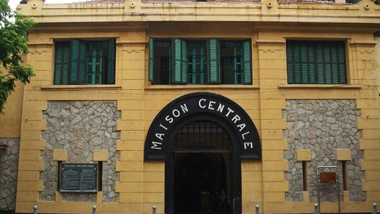 Nhà tù Hỏa Lò – Di tích lịch sử nổi tiếng tại Hà Nội