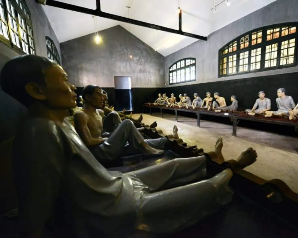 Nhà tù Hỏa Lò – Di tích lịch sử nổi tiếng tại Hà Nội