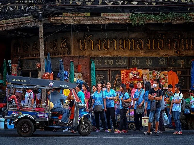 Những chuyến xe Tuktuk tô màu rực rỡ đường phố Thái Lan