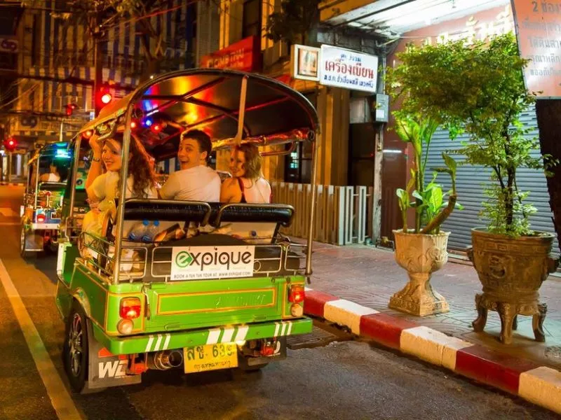 Những chuyến xe Tuktuk tô màu rực rỡ đường phố Thái Lan