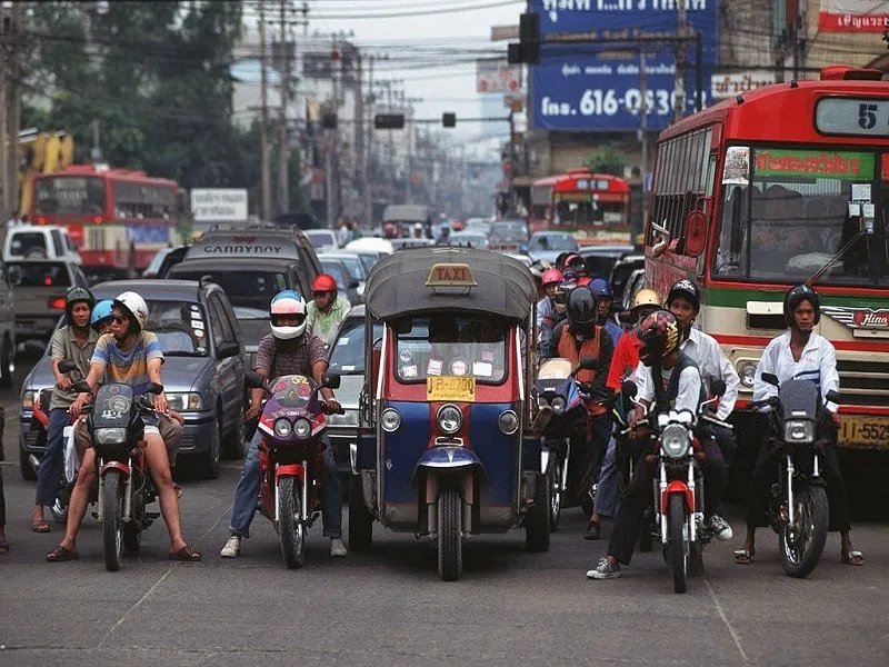 Những chuyến xe Tuktuk tô màu rực rỡ đường phố Thái Lan