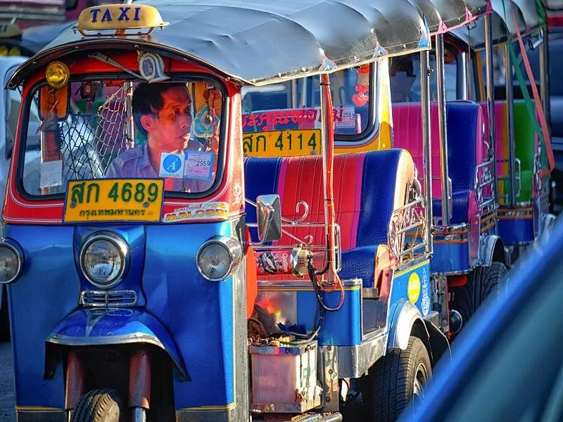 Những chuyến xe Tuktuk tô màu rực rỡ đường phố Thái Lan