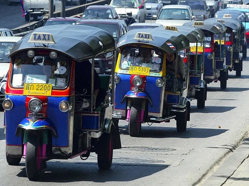 Những chuyến xe Tuktuk tô màu rực rỡ đường phố Thái Lan