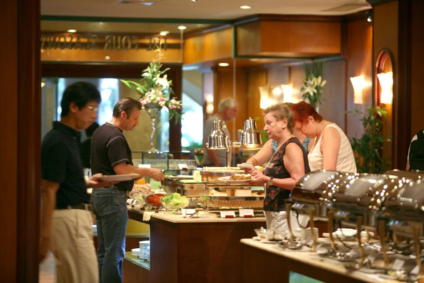 No nê với bữa tiệc buffet kết hợp món Á – Âu tại nhà hàng Four Seasons