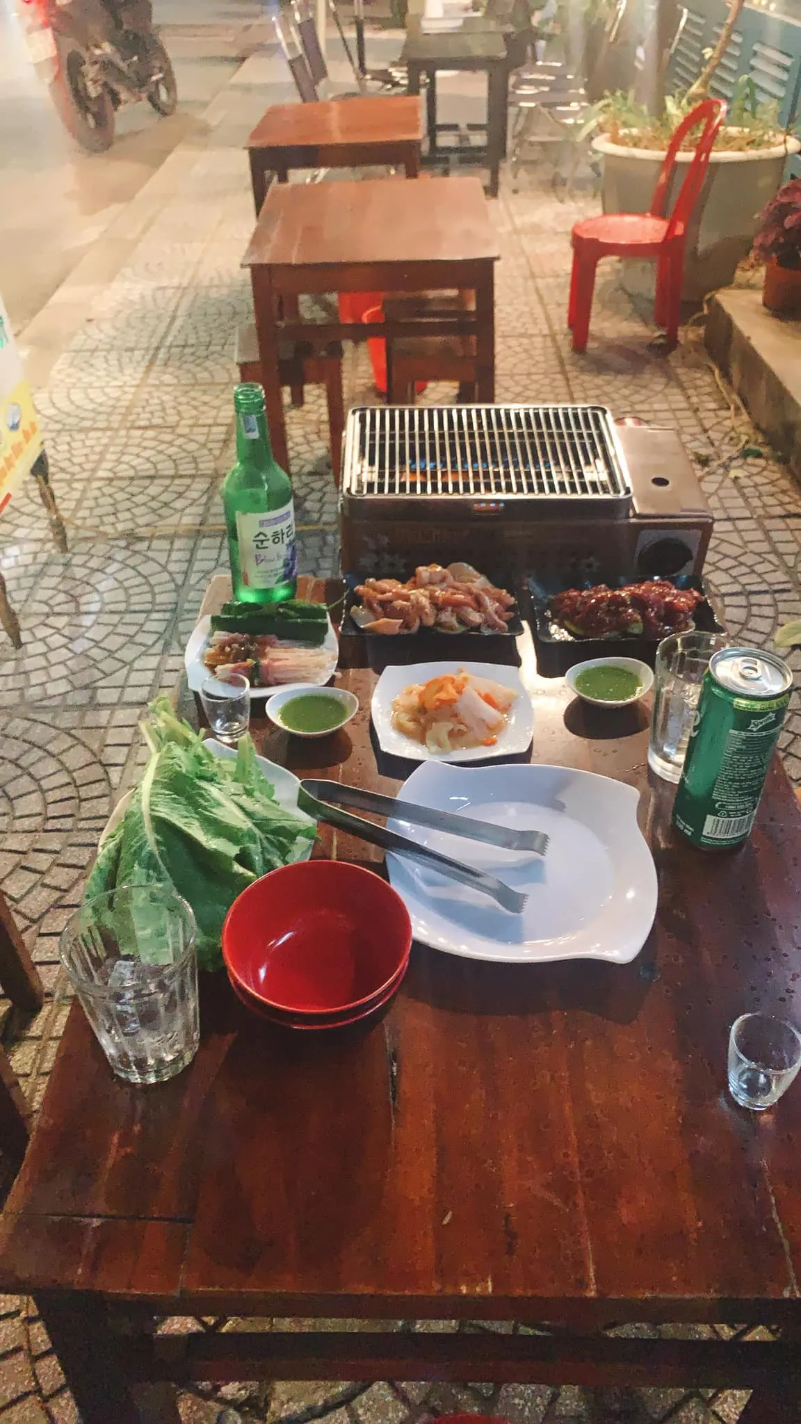 Nướng Khói BBQ Hội An – Oanh tạc thịt nướng và uống rượu soju vỉa hè phố cổ