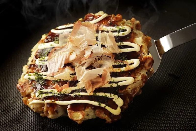 Okonomiyaki và tất cả những điều bạn cần biết về bánh xèo Nhật Bản