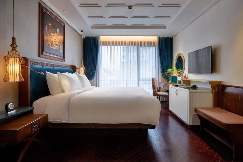 Peridot Grand Hotel And Spa by AIRA mang phong cách hoàng gia giữa Hà Thành