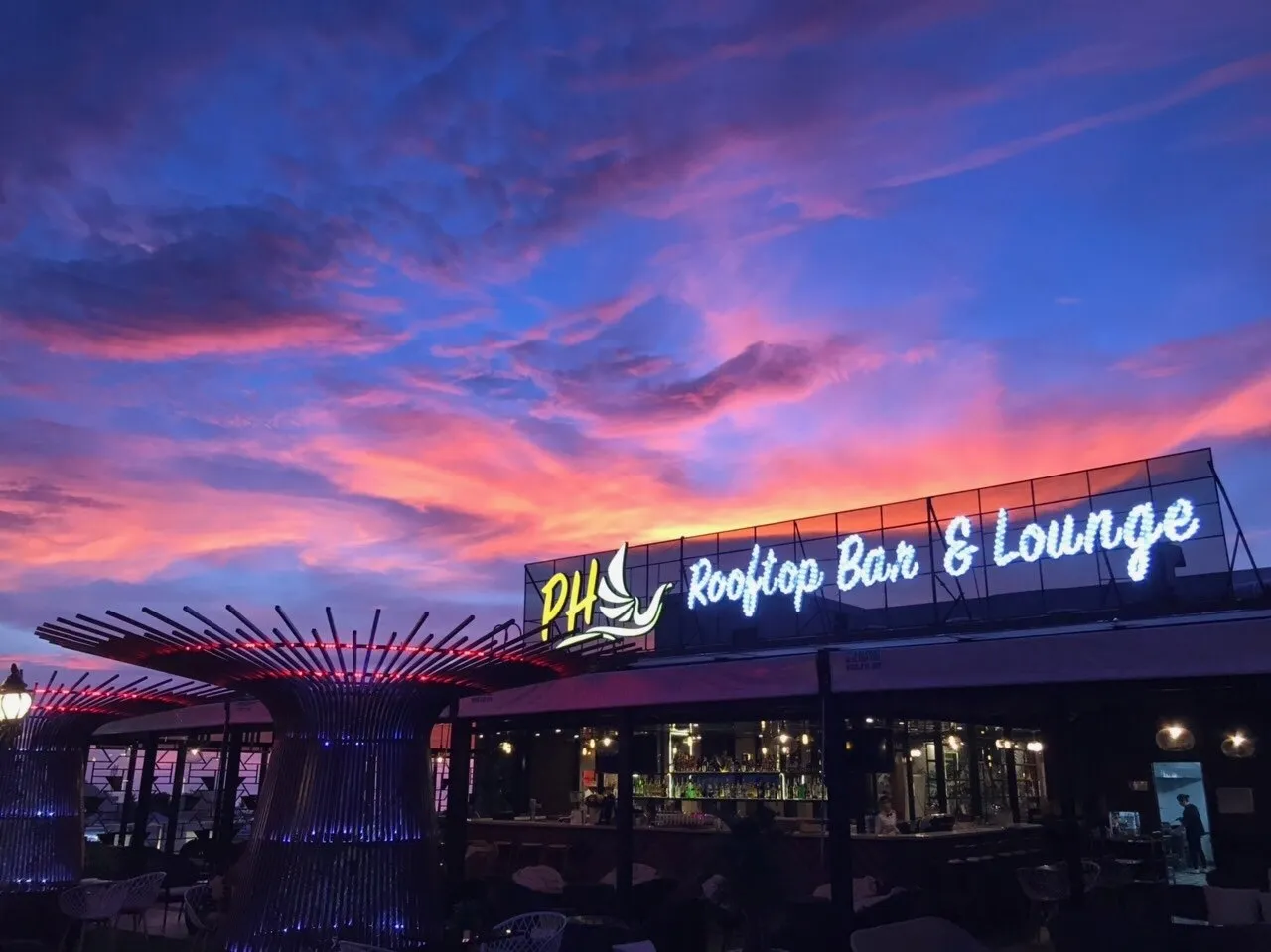 PH Rooftop Bar & Lounge – Đẳng Cấp Nhà Hàng Đảo Ngọc Sang Trọng