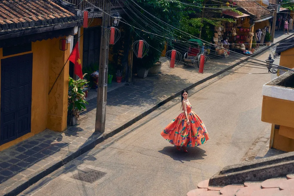 Phố cổ Hội An đậm chất nghệ thuật qua shoot hình của Hoa hậu Tiểu Vy